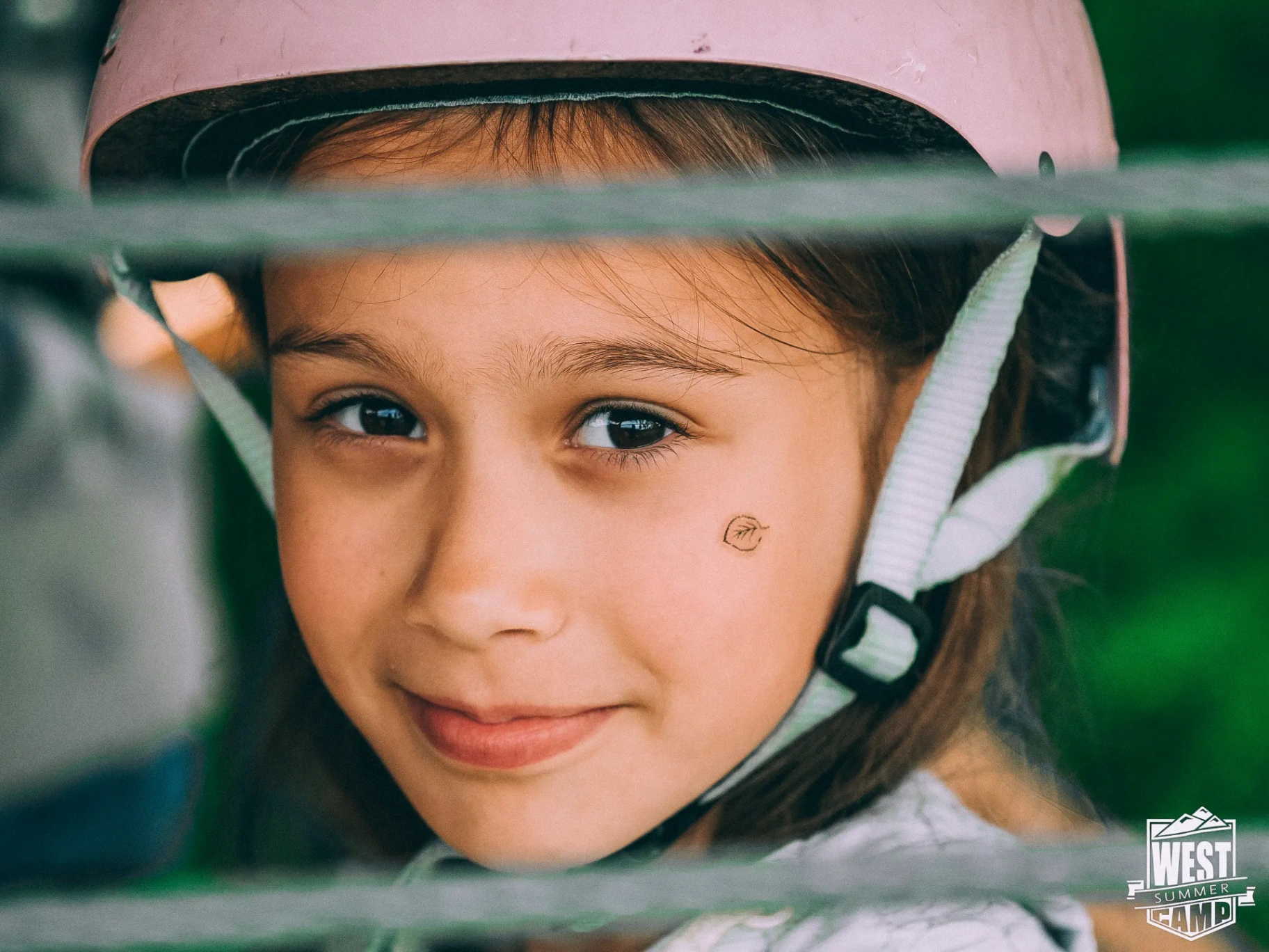 Впевнена дівчинка у касці