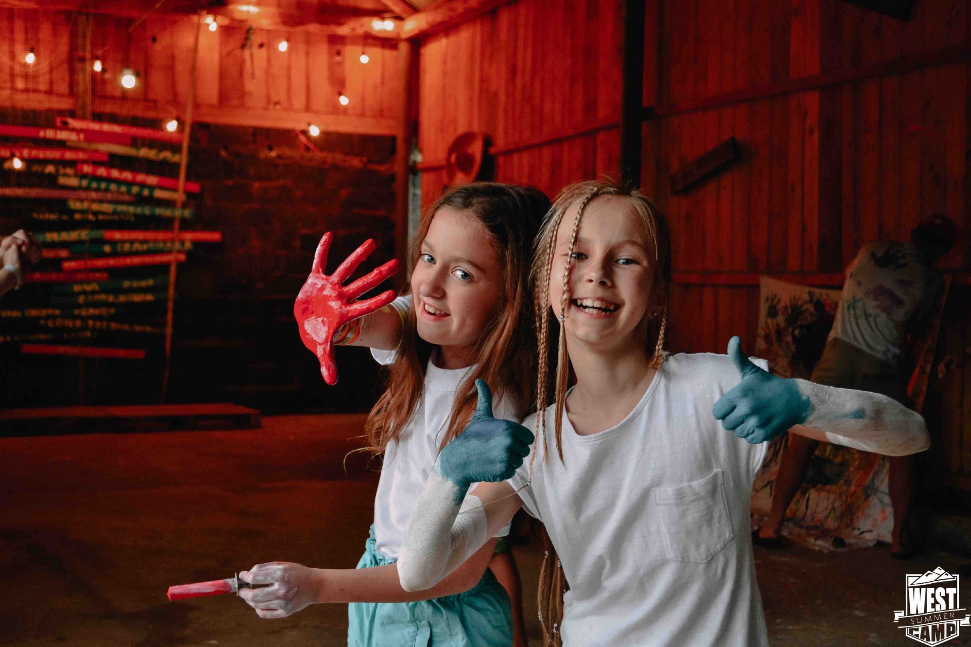 Діти сміються разом у таборі