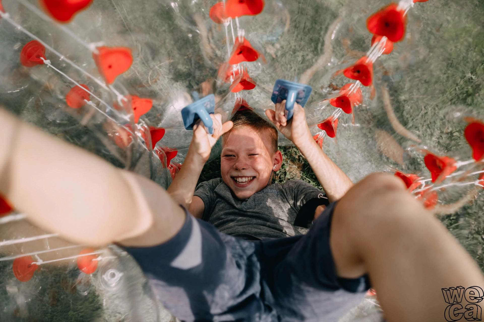 Діти біжать у лісі