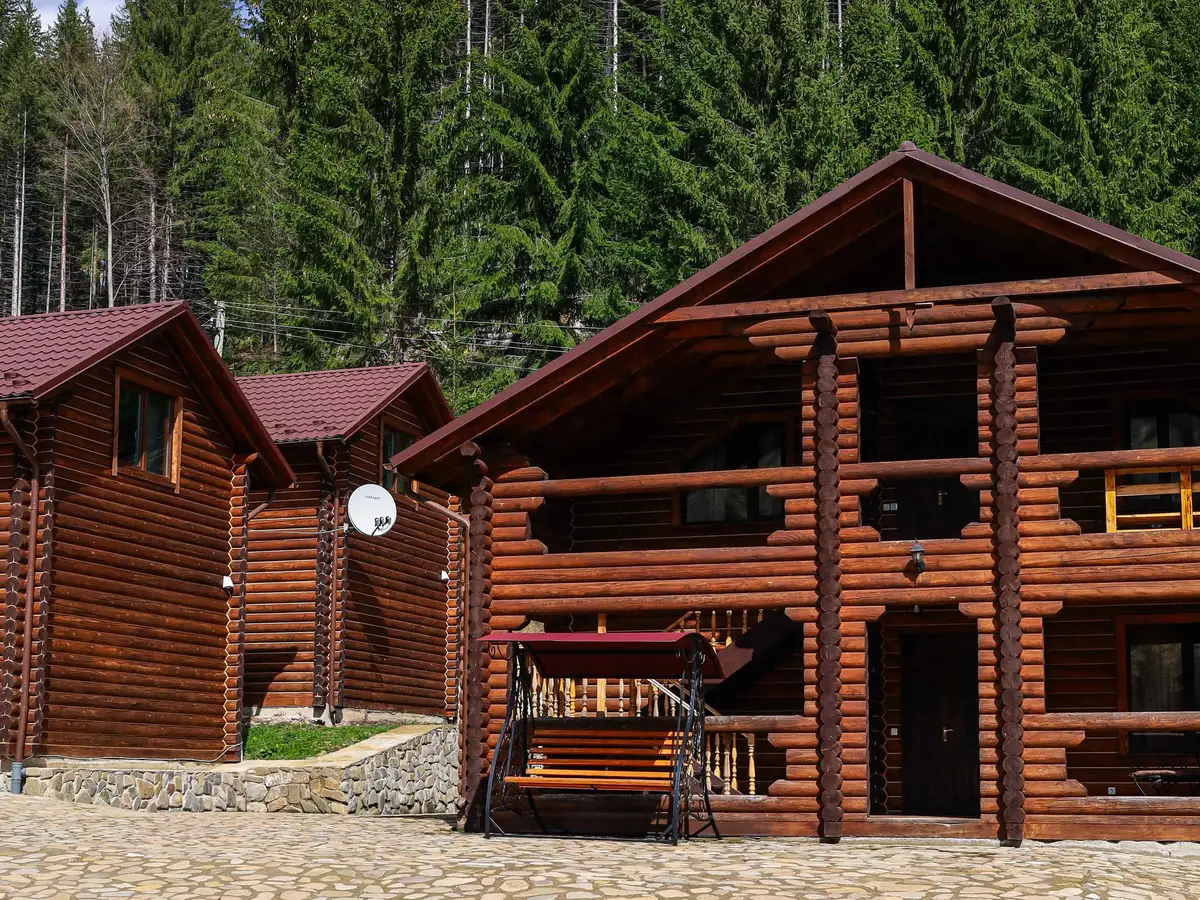 Дерев'яні корпуси табору серед хвойного лісу