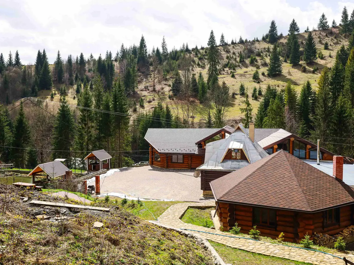 Панорамний вид на корпуси в Карпатах