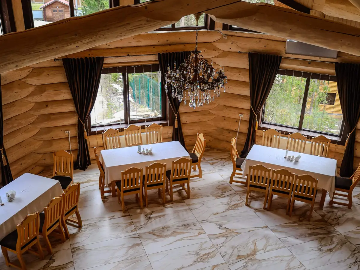 Їдальня з панорамними вікнами на ліс