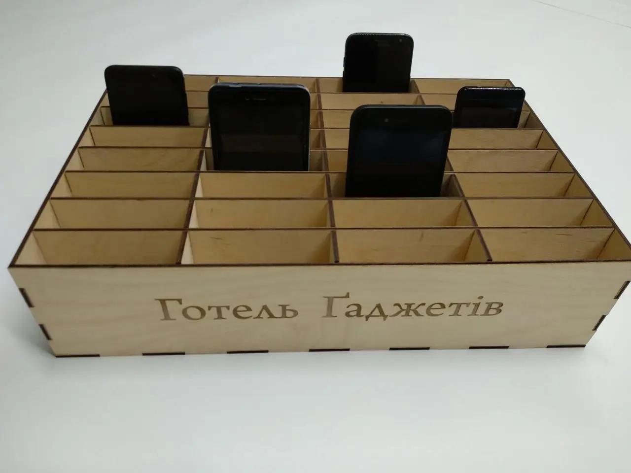 Phone Hotel — дерев'яні комірки для зберігання телефонів